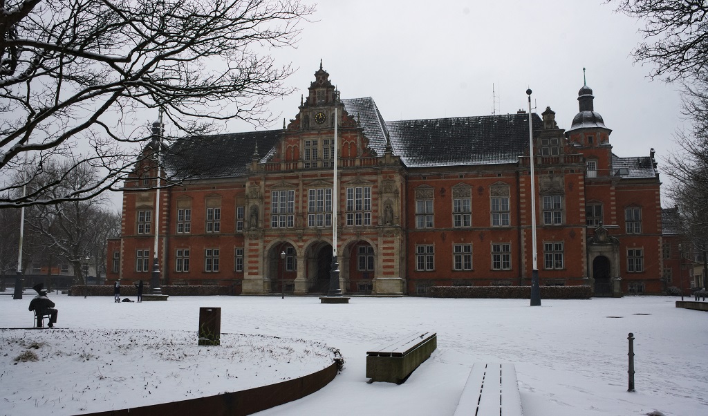 Ein Bild vom Harburger Rathaus an einem winterlichen Sonntag.
