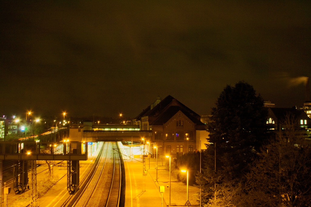 Ein Bild des Harburger Bahnhofs bei Nacht