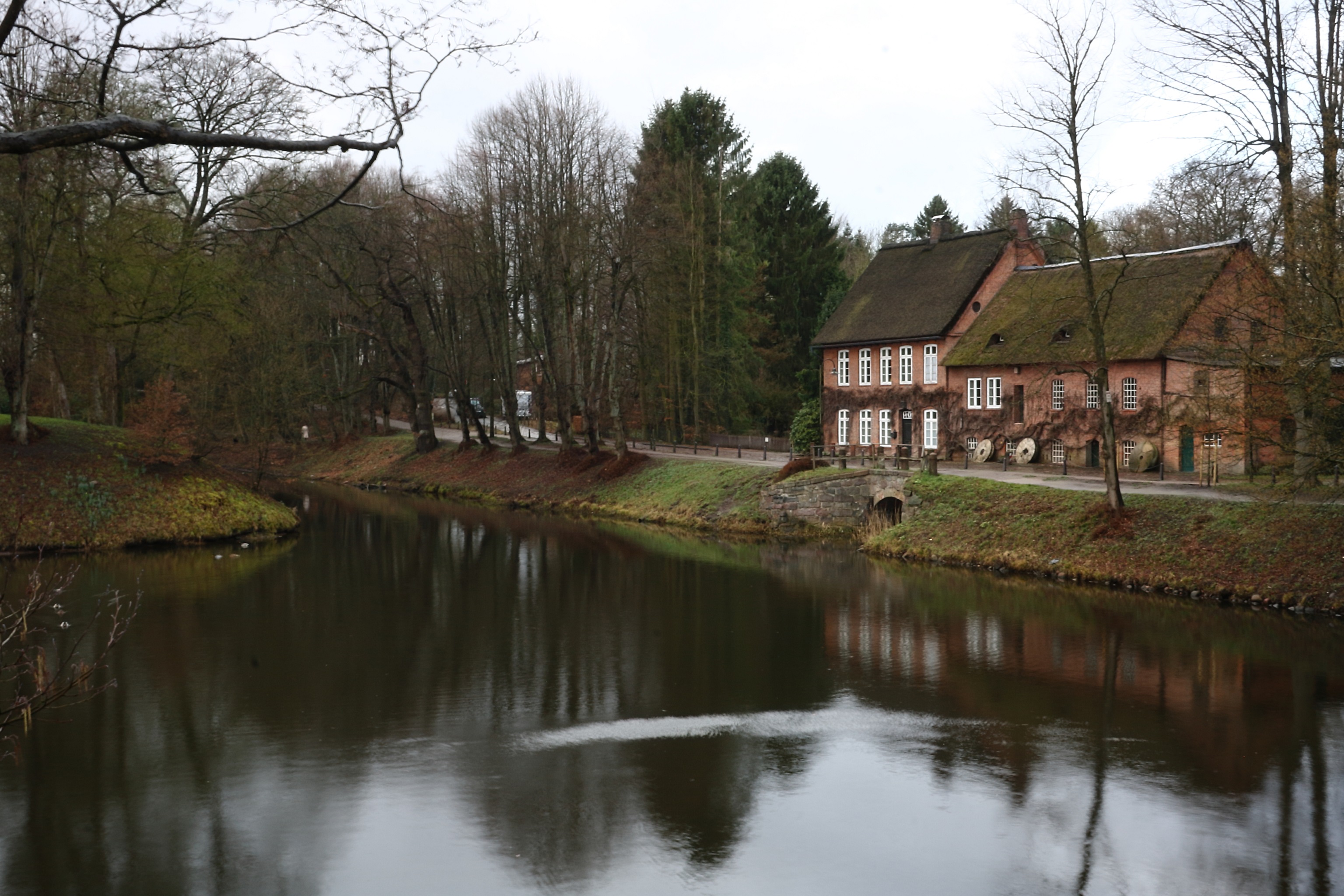 Die auf dem Bild zusehende Wassermühle gehört zum Schloss Ahrensburg und wurde im laufe der Zeit mehrfach umgebaut.